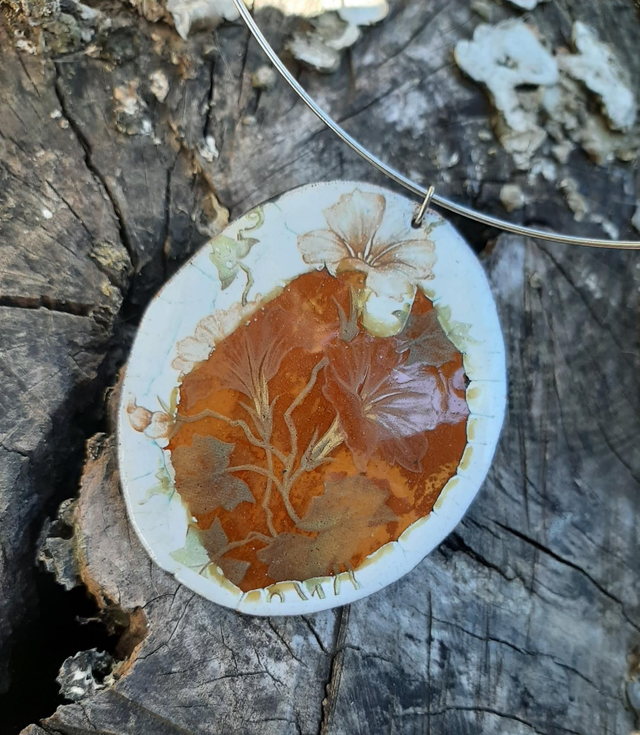 Collier blanc doré fleurit 