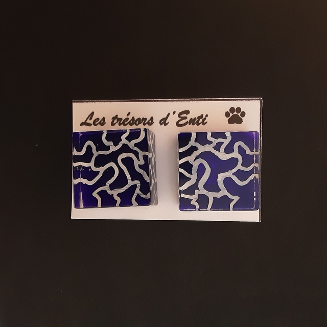 Boucle d’oreille cube fond bleu violet et cloison blanche