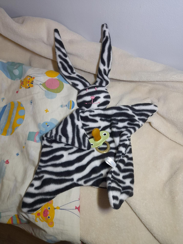 Doudou lapin zèbre 