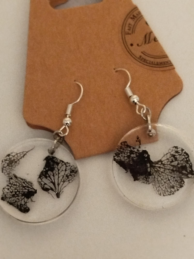 Boucle d'oreille ronde hortensia noir