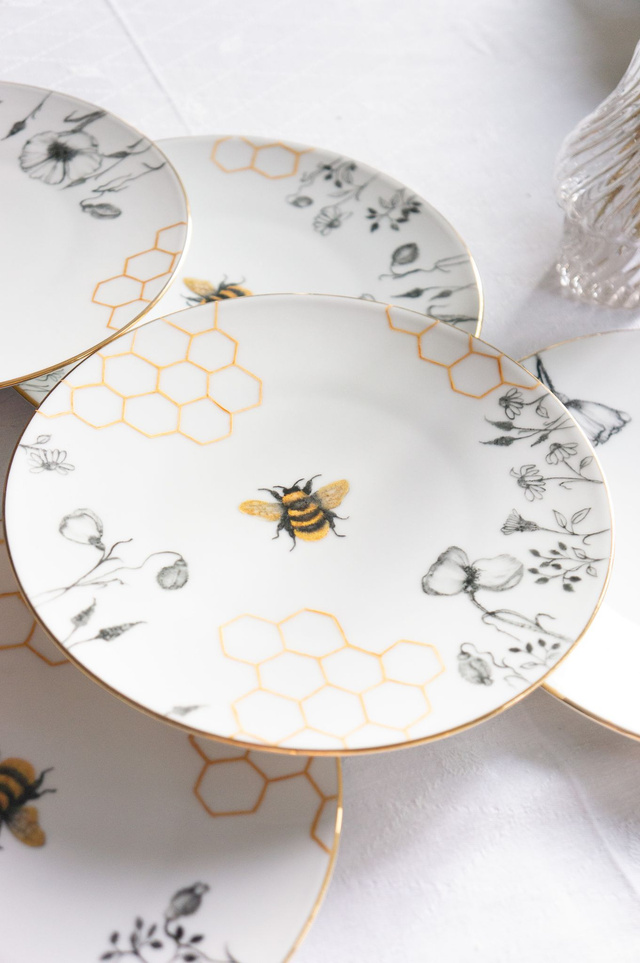 Service de 6 assiettes à dessert, L’Or des Abeilles, porcelaine peinte à la main et filet or