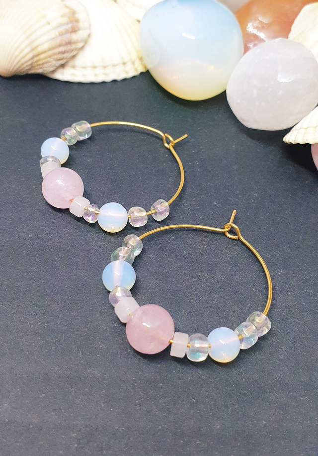 Petites créoles avec quartz rose et opalite 