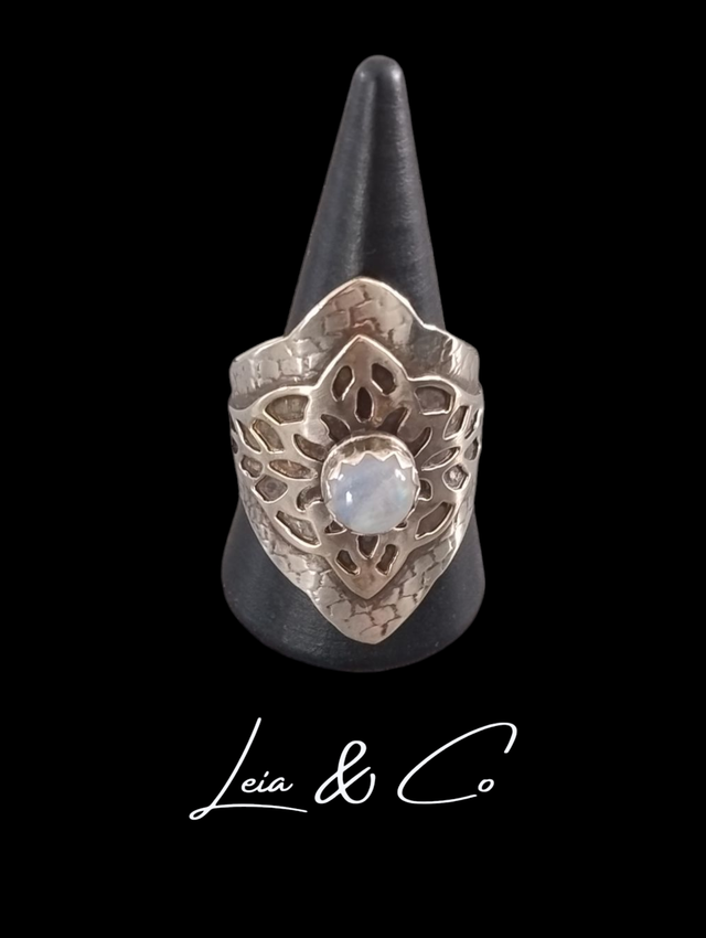 Bague chevalière argentée mandala et pierre de Lune LEIA&amp;CO