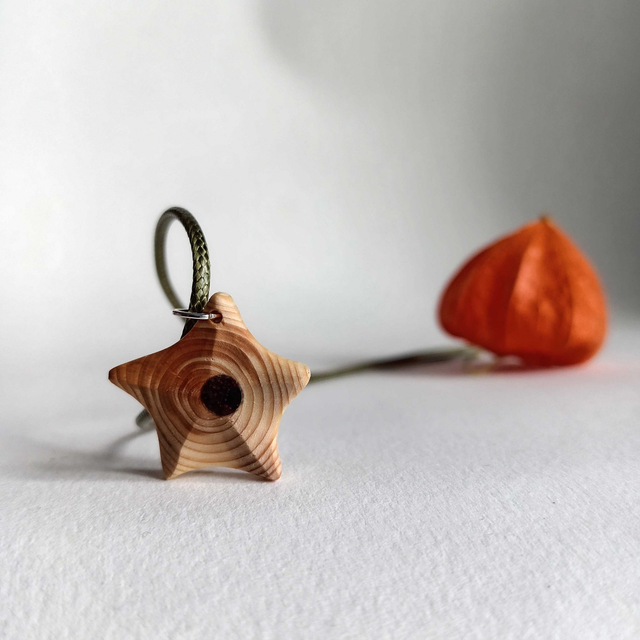 Pendentif étoile en séquoia