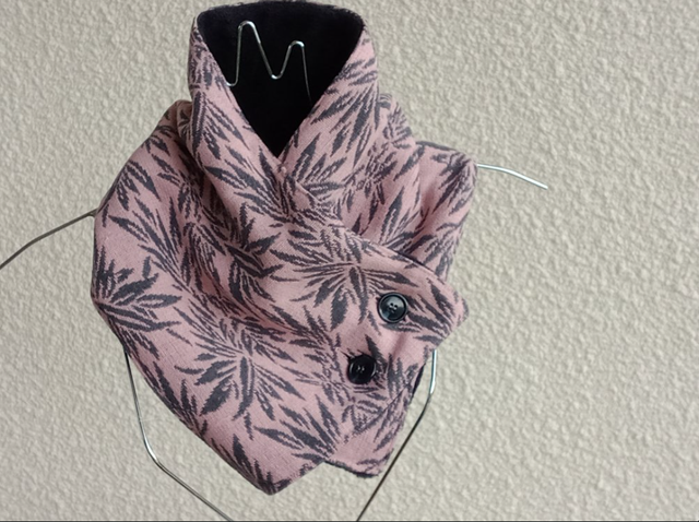 écharpe col boutonnée lainage motifs de feuilles tissés rose et gris doublée douillette