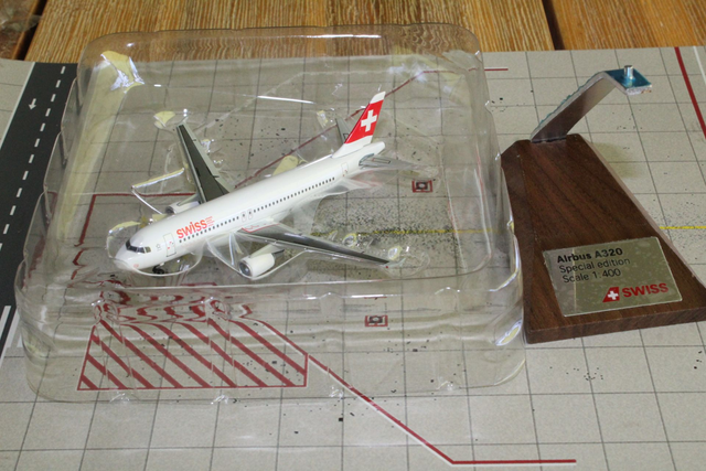 Swiss A320, Spez. Edition mit Ständer