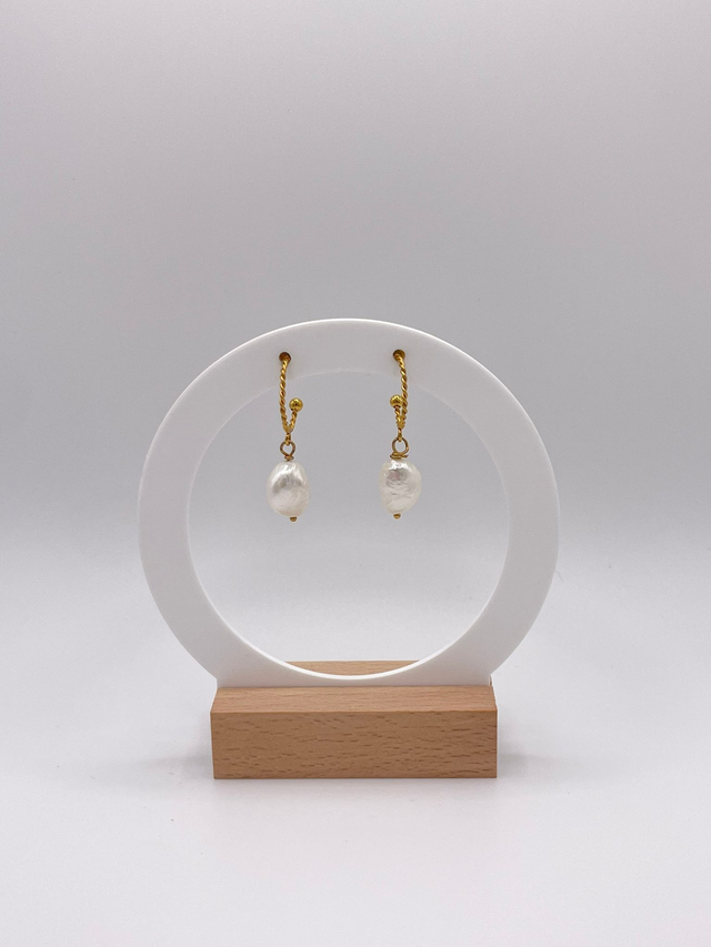 TWISTING PEARL – Gedrehte Hoops mit Süßwasserperle