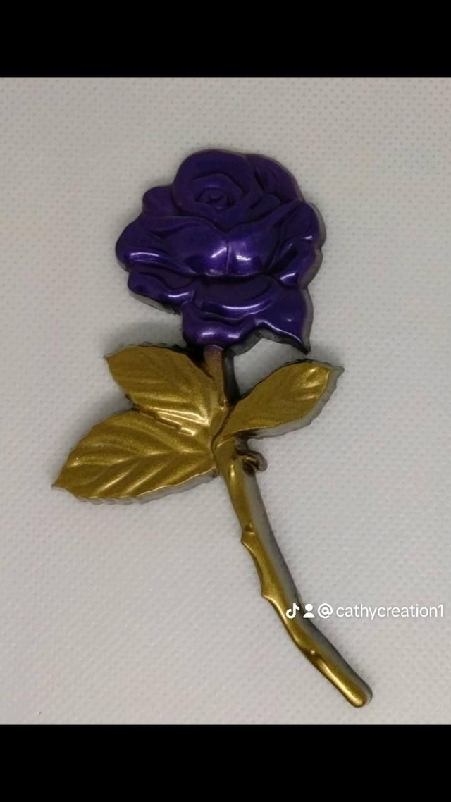 Rose violette et dorée 