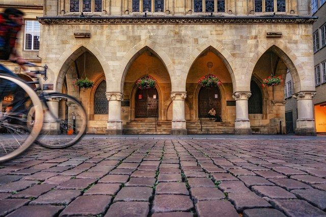 Radfahrer vor den Rathausbögen