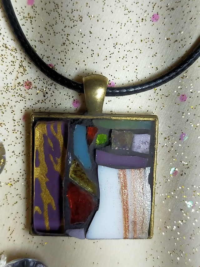 Pendentif mosaïque de verres. 