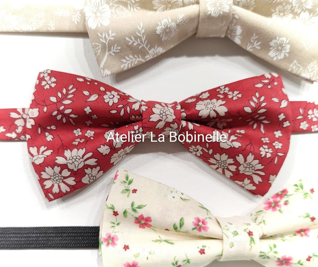 Noeud papillon rouge à fleurs beiges