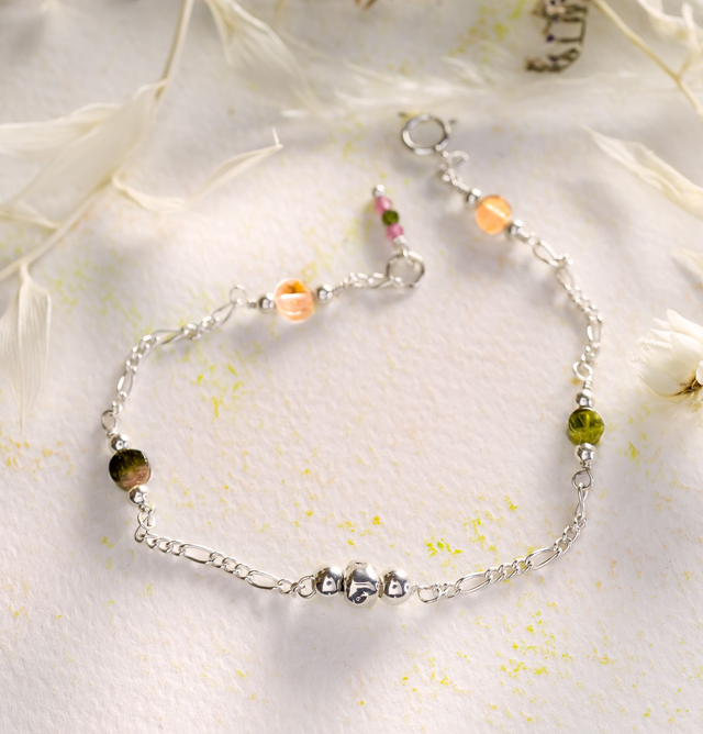 Pulsera de cadena hecha a mano con abalorios en plata 925 y turmalinas verdes y rosas