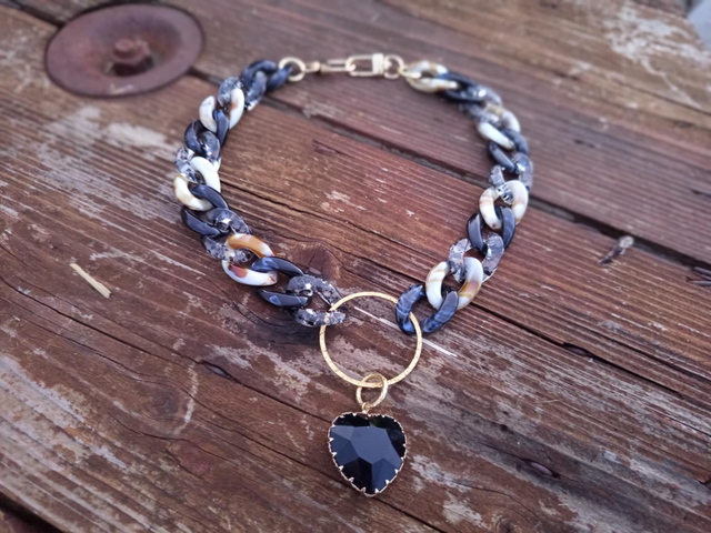 Collier en grosses mailles en acrylique Nishaan