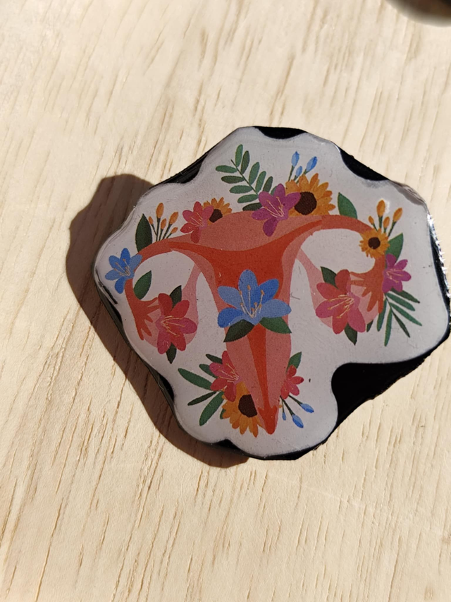 Pin's Utérus Fleuris