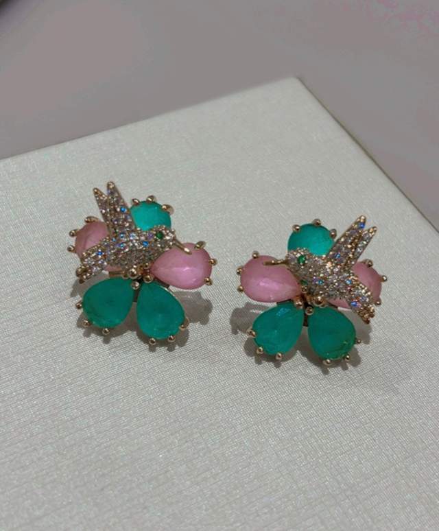 BRINCO BEIJA-FLOR CRISTAL/ESMERALDA FLOR TURMALINA C/ ROSA LIGHT LEITOSA OURO 18K