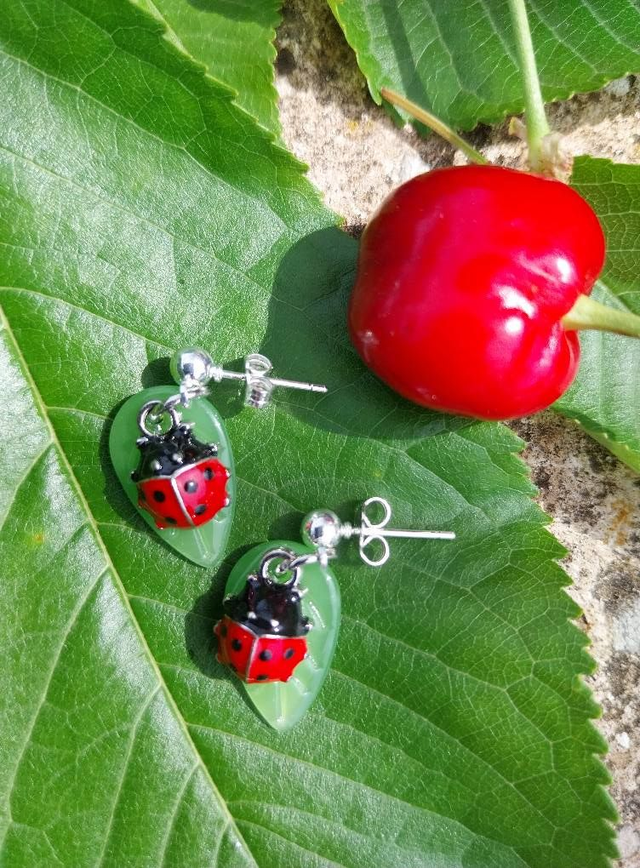 ✨Boucles d'oreilles coccinelle sur une feuille✨(150BO)