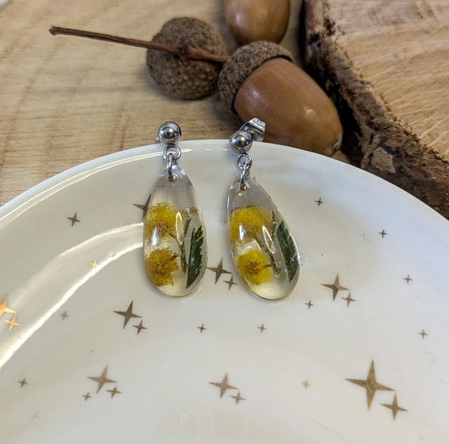 Pendientes de resina de flor de mimosa