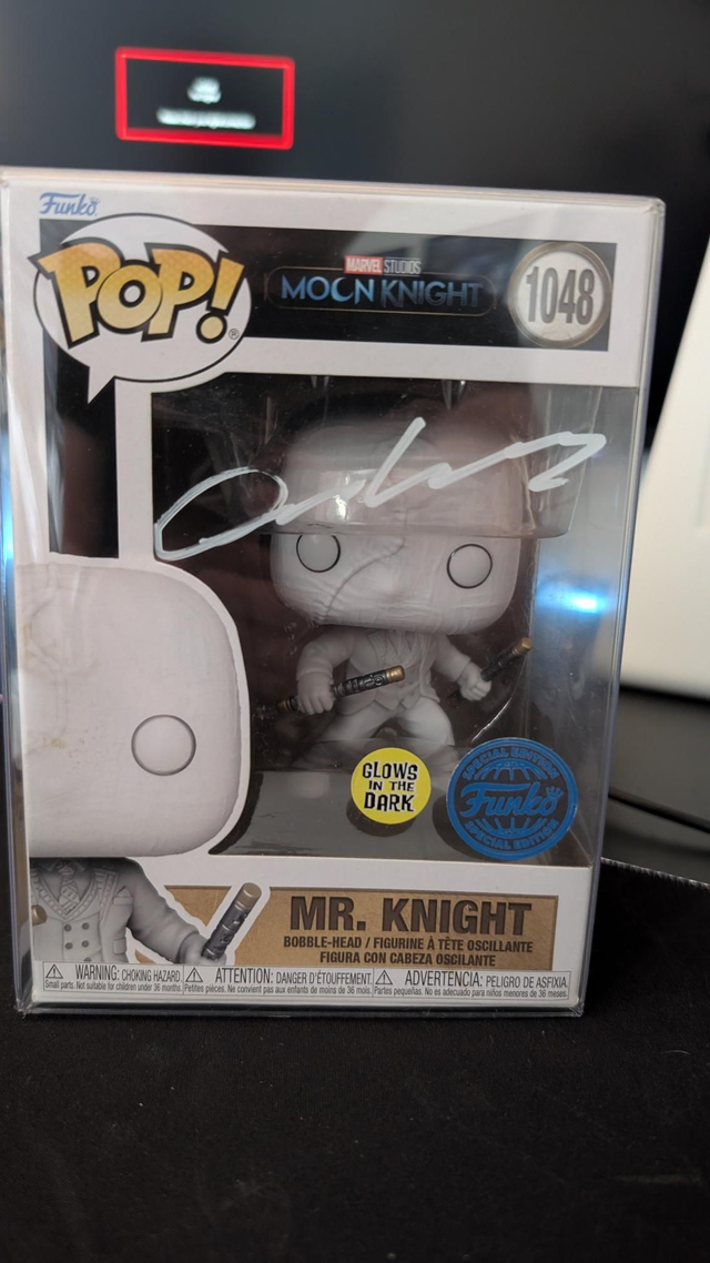 Funko Pop Marvel Moon Knight Mr Knight 1048 Signed By Oscar Isaac with Beckett Authentication 