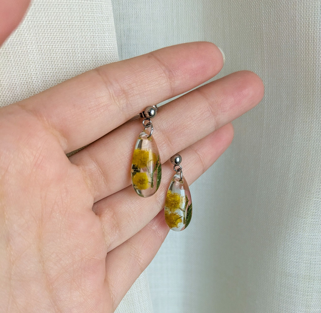 Pendientes lágrima con flor de mimosa