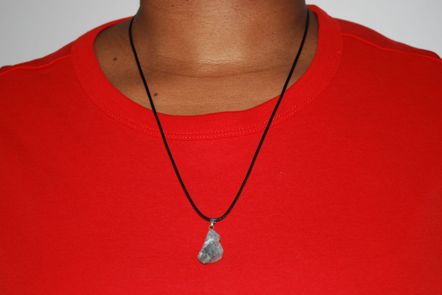 Collier en anatase en pierre brute