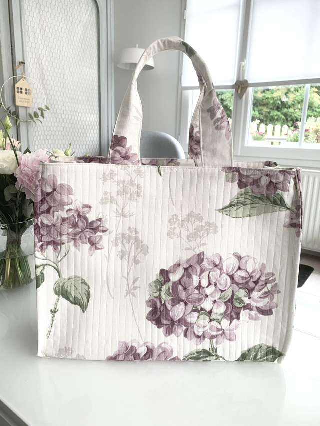 Sac cabas matelassé à fleurs d'hortensias violettes