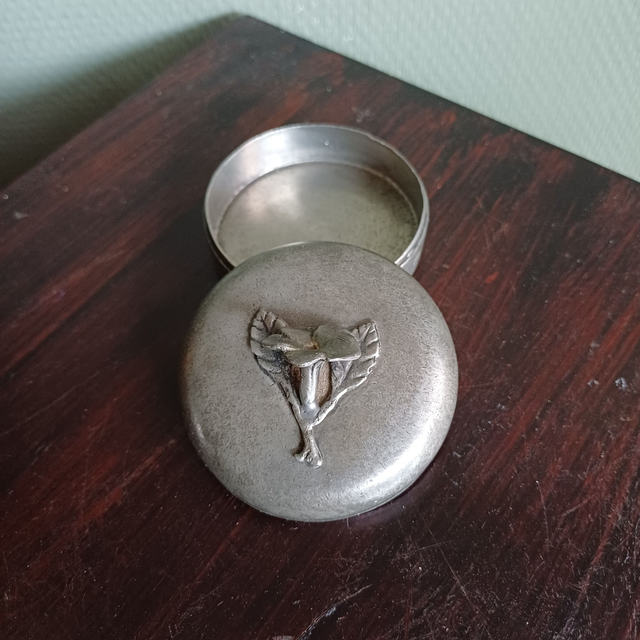 Etain | Frans Snuifdoosje Pillendoosje Sieradendoosje Souvenirdoosje Tin Deksel met bloem en bladjes (diameter 6,5 | hoogte 5,0 cm) | Antiek