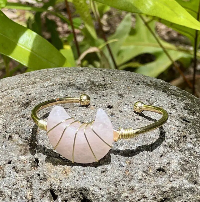 Bracelet manchette  avec pierres gemmes de lune en quartz rose