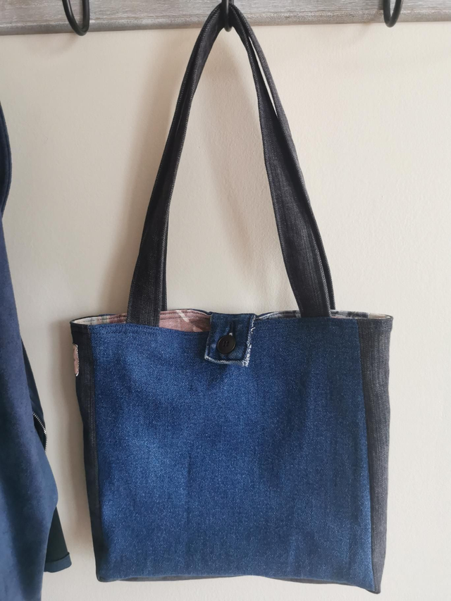 Sac cabas unique : harmonie de jeans recyclés et intérieur vintage