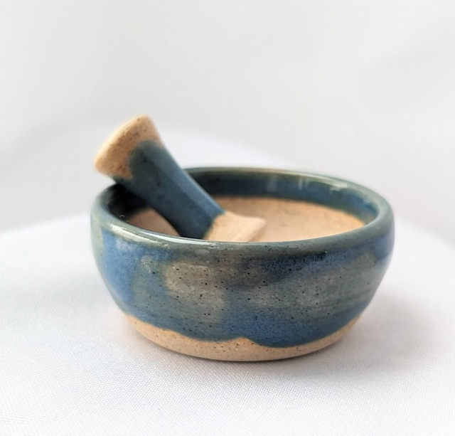 Teeny pot- Pestle and mortar 