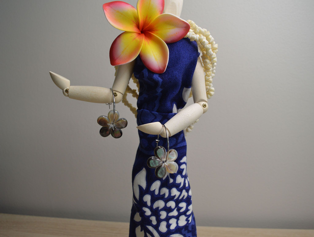 Boucles d'oreilles - grande créole acier inoxydable 3,5 cm - fleur hibiscus nacre 3 cm