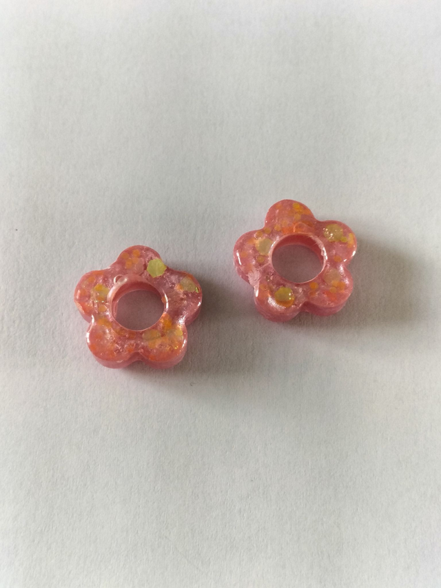 Créoles et pampilles fleurs roses irisées et pailletées