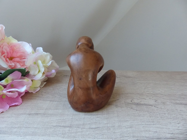 Sculpture Vintage Femme Nue en Résine Marron – Figurine Stylisée Assise – Objet d’Art Déco ou Presse-Papier – Cadeau Élégant