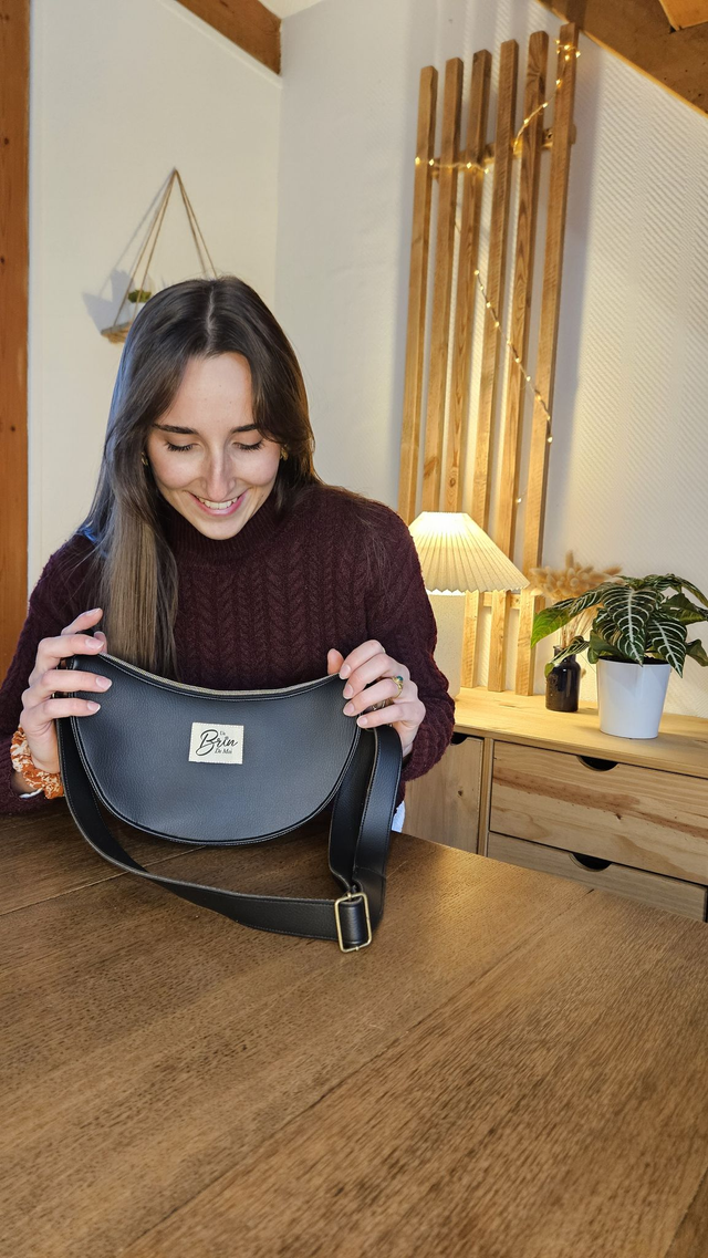 Sac demi lune en simili cuir noir