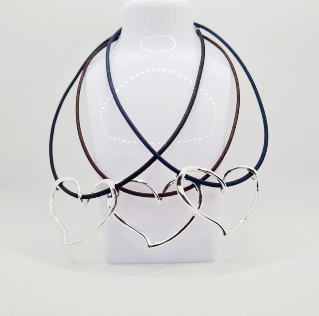 Collier tour de cou "Mélodie" en liège extra-fin + cœur en métal argenté (3 coloris de cordon à choix)