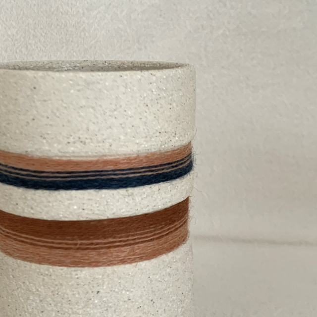 Petit vase grès chamotté tissé laine