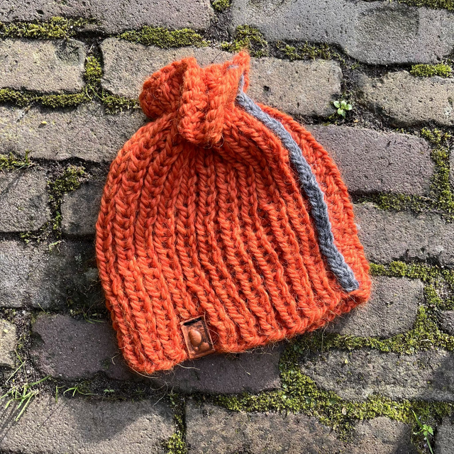 Oranje muts met grijze streep