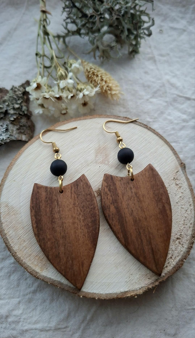 Holzohrringe aus warmem Nussbaumholz mit Perlen