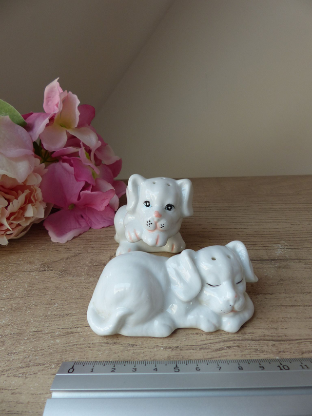 Vintage Salière et Poivrière, couple de chiens en céramique blanche, décor cuisine années 1970 - 80