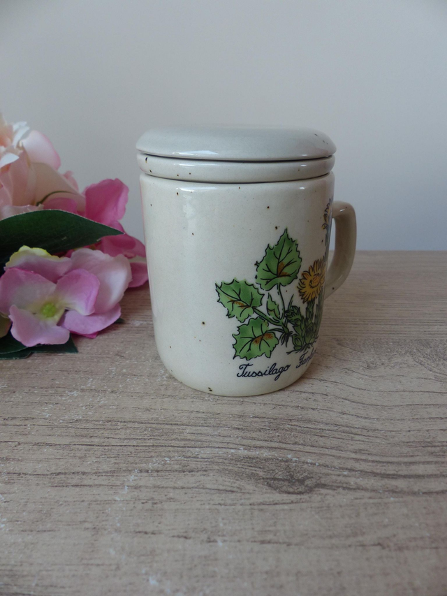 Tisanière Vintage en Grès Mouchetté – Décor Botanique Tussilage Jaune – Tasse avec Filtre et Couvercle – Style Campagne et Bohème – Cadeau