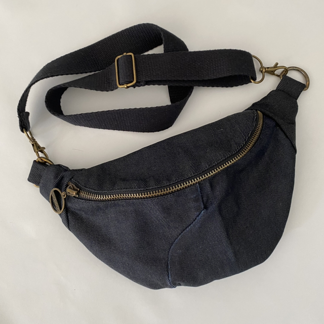 Sac banane en jean recyclé 