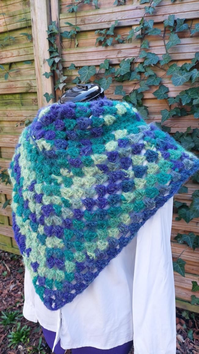 Châle granny vert et violet doux
