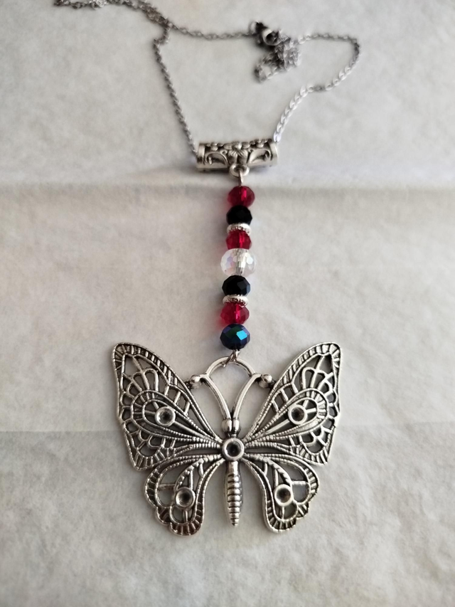 Papillon argenté et perles