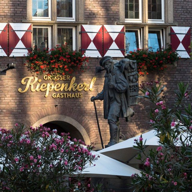 Kiepenkerl vor dem Gasthaus