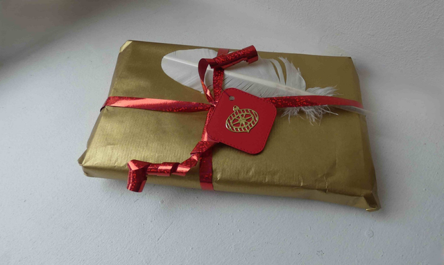 étiquettes cadeaux carrées et rondes avec boules et sapins