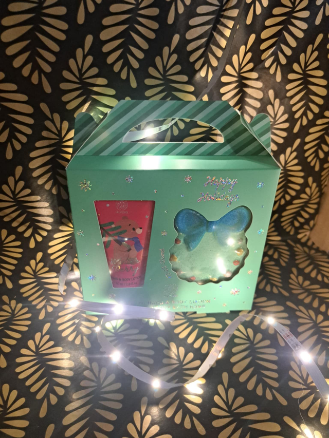 coffret ( enfant )cadeau Aurora - winter berry (Lotion Mains &amp; Corps 60 ml + Bombe de Bain 130g)