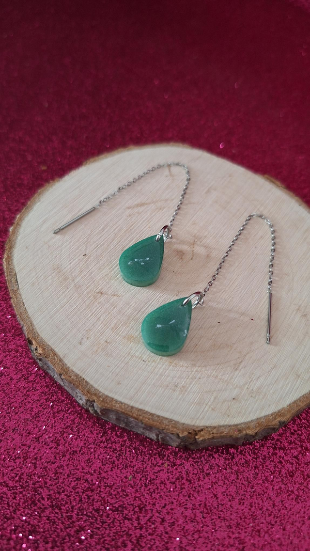 Boucles d'oreilles à enfiler gouttes vertes/blanches