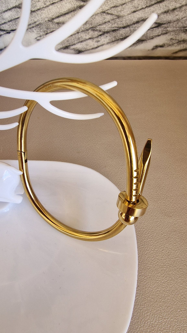 Pulsera rígida dorada tipo clavo (acero)