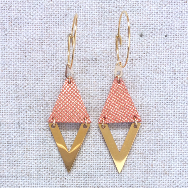 Boucles d’oreilles « Bémol » dorées, réversibles, cuir saumon quadrillé métallisé / saumon