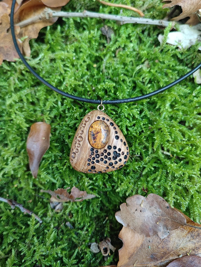 Pendentif en Bois de Chêne, Ambre du Mexique et Cordon Cuir