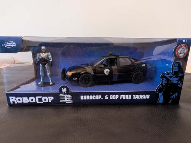 Robocop with Ford Tarus 1986  - Scale - 1:24